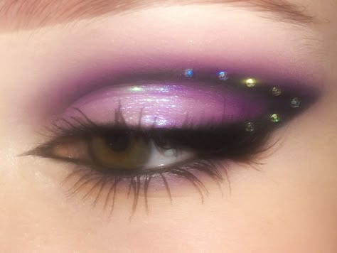 Purple Makeup Looks Euphoria, Pink And Purple Sparkly Makeup, Lavender Makeup Aesthetic, Iridescent Makeup Looks Prom, Purple Makeup Eyeshadow, Purple Makeup Looks With Rhinestones, Space Makeup Aesthetic, Purple Grunge Eyeshadow, Euphoria Purple Makeup