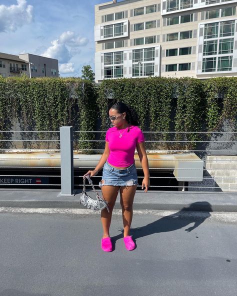 Outfits With Marni Slides, Pink Marni Slides Outfit, Marni Slides Outfit Black Women, Marni Outfit Black Women, Marni Slides Outfit, Vaycay Fits, Marni Outfit, Marni Slides, 2024 Streetwear