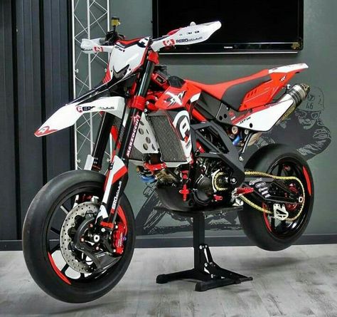 #Aprilia sxv 550 #Supermoto Hypermotard Ducati, Custom Dirt Bike, Enduro Motocross, Cool Dirt Bikes, Image Moto, Motorcross Bike, Moto Car, Bmw Cafe Racer, Moto Cross