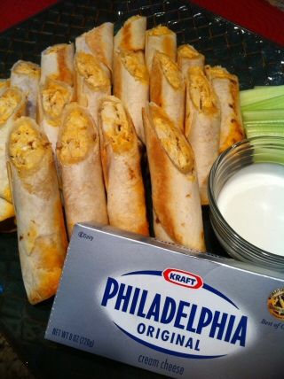 Buffalo Chicken Taquitos.....Used a ranch packet instead of mrs dash Buffalo Chicken Taquitos, Baked Buffalo Chicken, Chicken Taquitos, Buffalo Wings, Think Food, Football Food, Snacks Für Party, Buffalo Chicken, Iftar