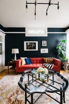 navy walls || red sofa Red Couches, Red Sofa Living, Red Sofa Living Room, Red Couch Living Room, Red Living Room Decor, Navy Living Rooms, Red Couch, Living Room Red, Red Sofa