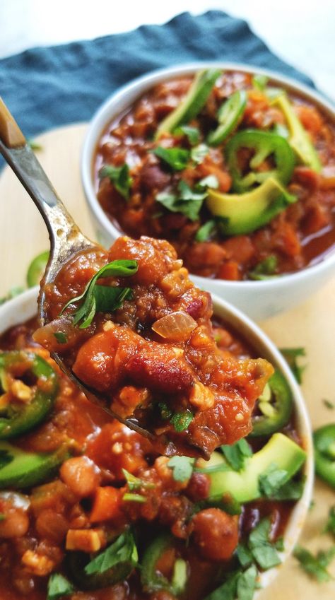 Spicy Pinto & Tempeh Chili Tempeh Chili, Dip For Tortilla Chips, Vegan Pregnancy, Bean Snacks, Vegetarian Chili, Pepper Seeds, Sauteed Mushrooms, Canned Tomato Sauce, Pinto Beans