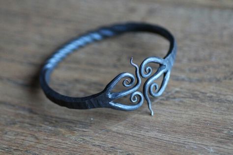 Nice Wood Elves, Well Pictures, Iron Jewelry, Blacksmith Projects, Forging Metal, Metal Projects, Welding Art, Metal Crafts, Bijoux Diy