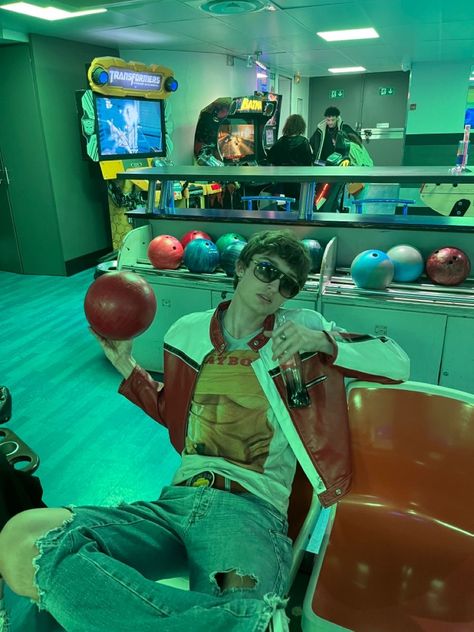 Bowling Photoshoot Picture Ideas, Aesthetic Bowling Pictures, 1980s Photoshoot, Bowling Aesthetic Pictures, Bowling Alley Photoshoot, Bowling Photos, Alley Photoshoot, Bowling Photoshoot, Bowling Fashion