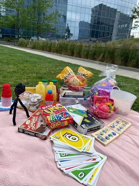 Picnic Vibes Aesthetic, Picnic Friend Date, Cute Spring Date Ideas, Cute Picnic Date Ideas Friends, Picnic Bday Party Ideas Simple, Vision Board Activities, Cute Friend Hangout Ideas, Aesthetic Party Activities, Picnic Activities Ideas