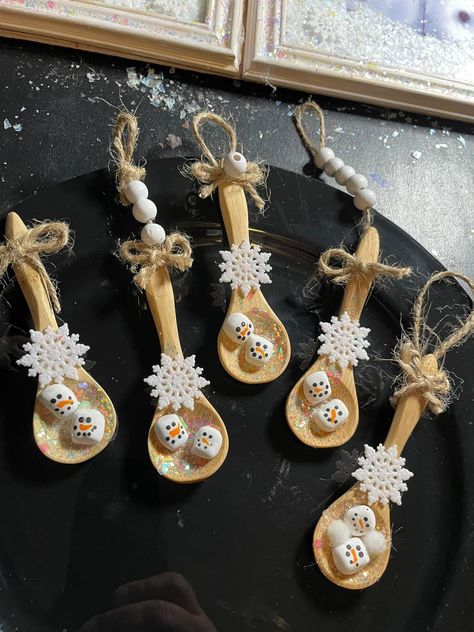 Spoon Craft Ideas, Christmas Tree Decorations For Kids, Kids Crafts Ornaments, Clothespin Crafts Christmas, Yule Crafts, Wooden Spoon Crafts, 2025 Ideas, Spoon Ornaments, Christmas Spoons