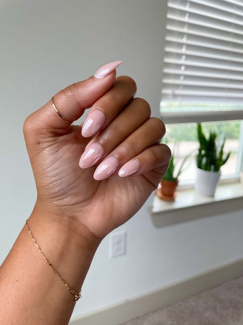 Chrome Nails Tan Skin, Haley Bieber Nails Pink Chrome, Chrome Nails On Dark Skin, Pink Chrome Nails On Brown Skin, Hayley Bieber Nails Pink Chrome, Light Pink Nails Dark Skin, Minimal Nails Art, Pink Chrome Nails, Minimal Nails