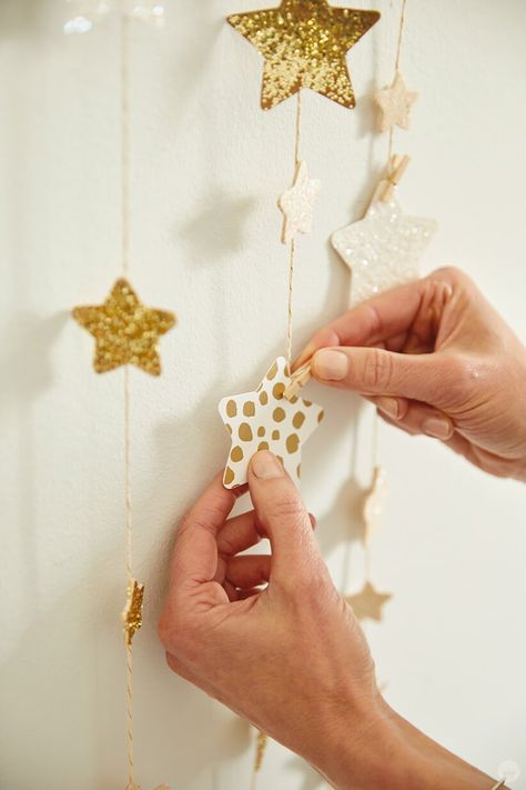 Create your own dreamy room decor with a DIY star wall hanging - Think.Make.Share. Dreamy Room Decor, Star Wall Decor, Stars Decor, Decoraciones Ramadan, Star Wall Hanging, Easy Home Diy, Pencil Nails, Diy Star, Ramadan Kids