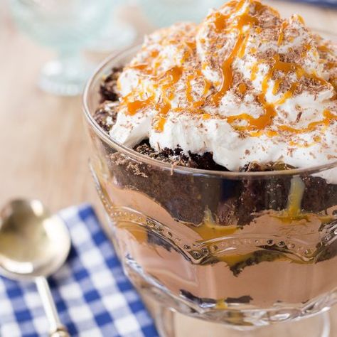 Salted Caramel Chocolate Trifle Recipe - Home With Holly J Teal Tablescape, Salted Caramel Cake Recipe, Chocolate Trifle Recipe, Tripe Recipes, Carmel Chocolate, Caramel Cake Recipe, Salted Caramel Cake, Easy Dessert Recipes Quick, Chocolate Trifle