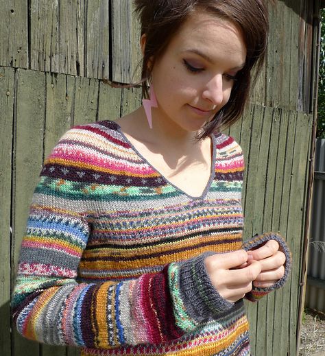 Leftover sock yarn sweater with steeked V -neck.  I know someone who is always knitting socks - this would be a great pattern for her! Sock Yarn Projects, Sock Yarn Patterns, Leftover Yarn Project, Fair Isles, Colorwork Knitting, Yarn Sweater, Yarn Projects, Beautiful Knitting, Sock Yarn