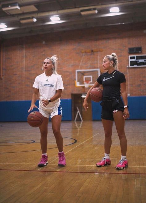 Hanna Cavinder, Cavinder Twins, Basketball Girls Outfits, Basketball Fits, Basketball Pictures Poses, Basketball Aesthetic, Basketball Girl, Girls Basketball Shoes, Basketball Practice