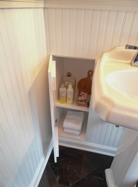 Small Built-In Storage You Can Squeeze Between Wall Studs Diy Dressing, Bathroom Storage Hacks, Eclectic Bathroom, Bathroom Storage Solutions, Bad Inspiration, Small Bathroom Storage, Bathroom Redo, Tiny Bathroom, Storage Hacks