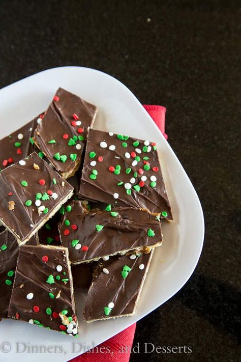 Chocolate Saltine Toffee (aka Christmas Crack) Aka Christmas, Easy Toffee, Saltine Toffee, Xmas Desserts, Easy Candy, Sugar Sugar, Homemade Christmas Gifts, Bread Pudding, Easy Christmas