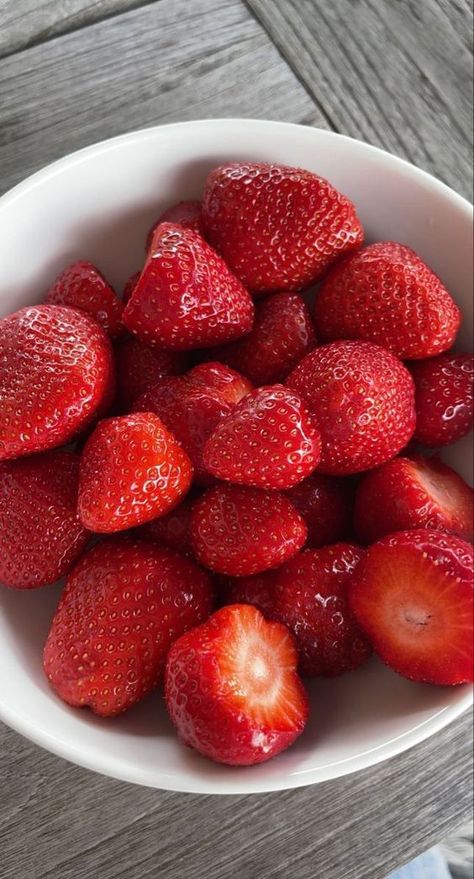 #follow #strawberries #red #foodie #foodporn #food #healthy #fruit #blogging #blogger #blog #lifestyle Fruit Snack, Aesthetic Fruit, Strawberries Aesthetic, Plats Healthy, Food Therapy, Healthy Food Motivation, Red Fruit, Food Is Fuel, Food Obsession