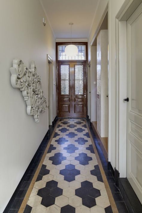 Black and white design tile floor foyer - Home Decorating Trends - Homedit Entryway Tile Floor, Blue Tile Patterns, Hallway Tiles Floor, Entryway Tile, Hexagon Tile Floor, Foyer Flooring, Creative Tile, Entryway Flooring, Mosaic Tile Designs