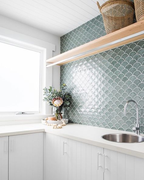 easycraft panels on Instagram: “Laundry goals 👌🏻🧺 @lydiamaskiellinteriors Featuring our Wet Area Interior panelling in easyVJ 100 profile on the ceiling. . . . . .…” Pantry Backsplash, Laundry Bathroom Ideas, Kitchens 2020, Mermaid Tile, Laundry Reno, Laundry Renovation, Small White Kitchens, Laundry Room Tile, Fish Scale Tile