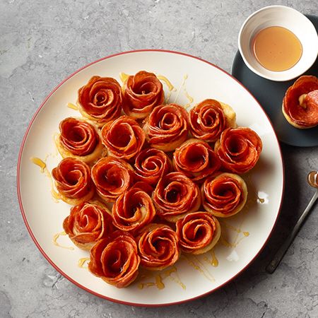 Pizza Roses Pepperoni, Pepperoni Rose, Pizza Roses, Honey Pizza, Pizza Photo, Hormel Recipes, February Ideas, Hot Honey, Mini Muffin Pan