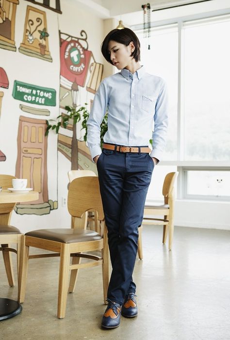 Soft butch beginning professional wardrobe. Great ideas here for a professional wardrobe leaning masculine. Butch Fashion, Teacher Outfits Professional, Spring Teacher Outfits, Summer Teacher Outfits, Teacher Outfits Fall, Lesbian Fashion, Look Office, Tomboy Chic, Queer Fashion