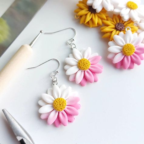 Abi_and_Clay | Abi (@abi_and_clay) • Instagram photos and videos Diy With Polymer Clay, Diy Earrings Materials, Easy Polymer Clay, Clay Inspo, Polymer Clay Flower Jewelry, Handmade Clay Jewelry, Polymer Earrings, Paper Quilling Designs, Polymer Clay Jewelry Diy