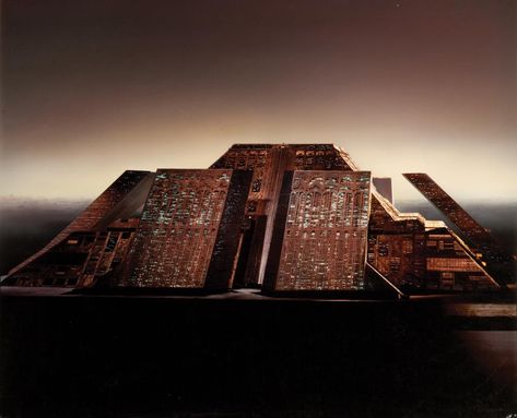 Tyrell Corporation building from the film Blade Runner (Directed by Ridley Scott). Future Noir, Tyrell Corporation, Syd Mead, Sci Fi Architecture, Street Installation, Film Blade Runner, Blade Runner 2049, Ridley Scott, Science Fiction Film