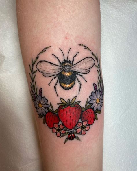 Bee Strawberry Tattoo, Strawberry And Bee Tattoo, Red Bee Tattoo, Girly Leg Sleeve Tattoo, Strawberry Knee Tattoo, Strawberry Tattoo Design, Yet Tattoo, Girly Traditional Tattoo, Strawberry Tattoos