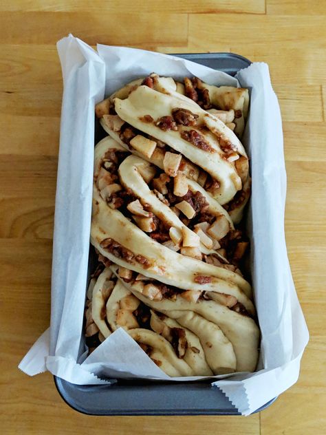 Apple Babka Recipe, Apple Pie Babka, Cinnamon Pecan Babka, Apple Butter Babka, Pumpkin Spice Babka, Pumpkin Babka, Babka Recipes, Vegan Cinnamon Babka, Pecan Babka