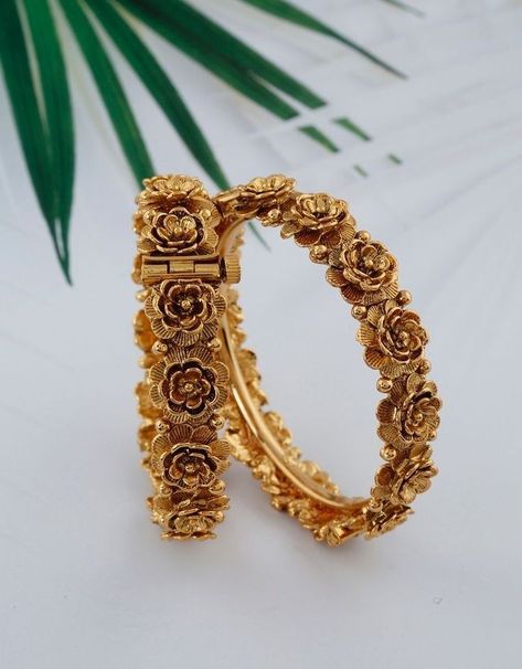 Traditional Gold Bracelet For Women, Golden Kada For Woman, Antique Kada Bracelet Gold For Women, Kada Bangles Gold Design For Women, Kada Designs Gold For Women, Good Bangles Design, Antique Gold Kada Design For Women, Golden Bangles Design, Kangan Gold Bangle Set