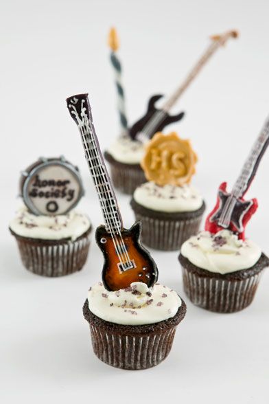 how real do those guitar decorations look?! Guitar Cupcakes, Guitar Cakes, Festa Rock Roll, Guitar Party, Music Cakes, Grunge Party, Today Is Your Birthday, Guitar Cake, Rock N Roll Party