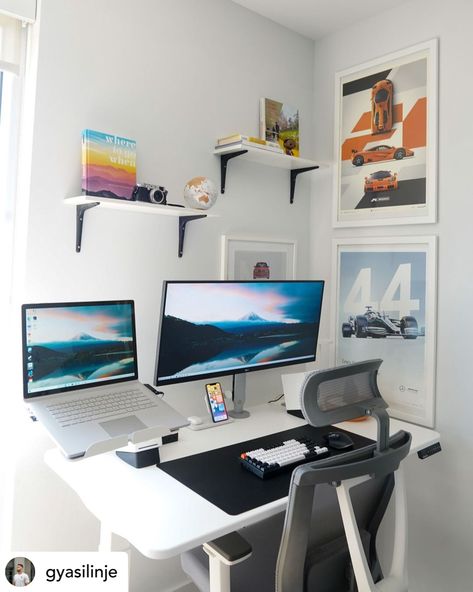 Programmers Desk, White Desk Setup, Gaming Room Ideas, Desk Decor Ideas, Neat Desk, Home Office Set Up, Simple Living Room Decor, Computer Desk Setup, Home Studio Setup