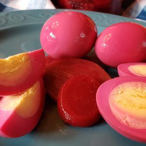 Pickeled Eggs, Red Beet Eggs Recipe, Red Beets Recipe, Pickled Beets And Eggs, Picked Eggs, Red Eggs, Luncheon Recipes, Pickled Eggs Recipe, Easter Dishes