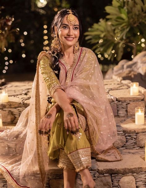 3 Piece Indian Outfit, Mehendi Pictures, Lehenga Bollywood, Surbhi Jyoti, Wedding Lookbook, Diwali Outfits, Mehndi Ceremony, Punjabi Bride, Dresses Traditional