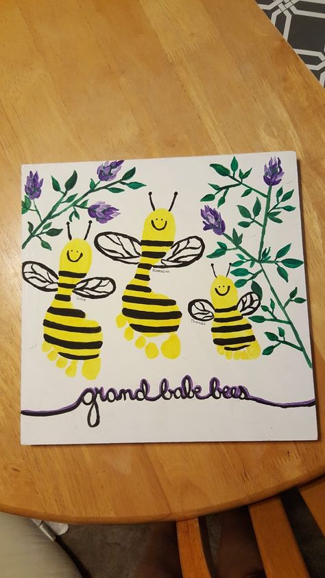 My daddy is a beekeeper so we did a fun craft with the kids for his birthday. I even painted blooming alfalfa stems! Grand babe bees footprint craft was definitely a success! Kids Engineering Projects, B Is For Bee, Bee Craft, Baby Footprint Art, Footprint Craft, Handprint Gifts, K Crafts, Footprint Crafts, Toddler Arts And Crafts