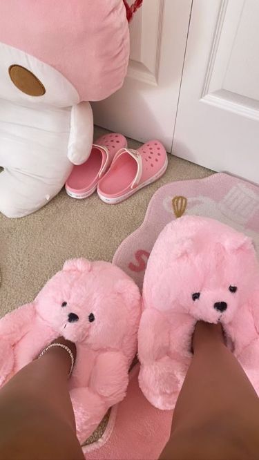 Cute bear pink slippers Broke Lifestyle, Teddy Bear Slippers, Bear Shoes, Rilakkuma Korilakkuma, Fluffy Shoes, Animal Bear, Bear Slippers, Pretty Pink Princess, Pink Lifestyle