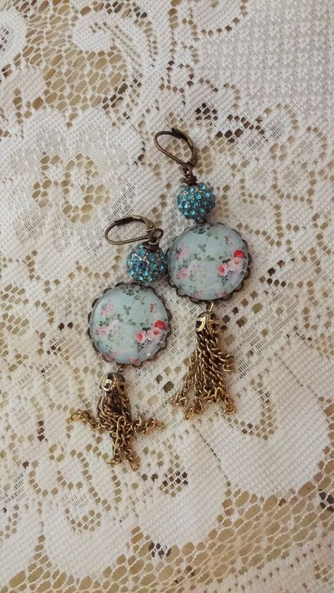 Bertha Louise Designs presents: Shabby and Sweet Earrings.. featuring sweet little floral cabochons and vintage tassels.. so lovely!!!! Ephemera Diy, Shabby Chic Furniture Painting, Shabby Chic Earrings, Assemblage Earrings, Upcycled Vintage Jewelry, Mint Earrings, Shabby Chic Jewelry, Vintage Rhinestone Earrings, Diy Jewelry Earrings