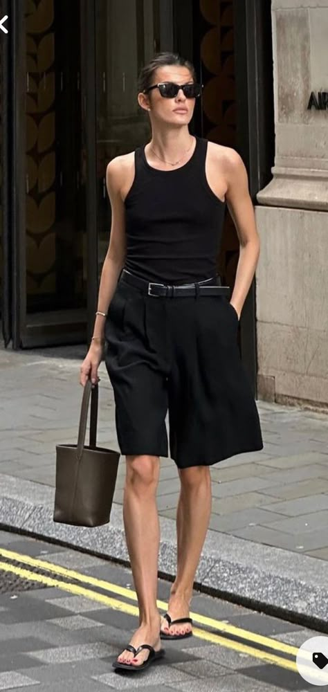 Italian Fashion Summer Street Style, Minimal Chic Style Outfits Summer, Italian Street Style Women 2023, Black Bermuda Shorts Outfit Summer, Styling Long Shorts, Summer Street Style 2023 Women, Summer Ootd Ideas Street Styles, Chic Minimalist Style Summer, Italian Summer Outfits 2024