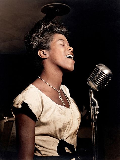 Performer Sarah Vaughan, circa 1946. | 20 Historic Photos Shown In Extraordinary Color Billy Holiday, Sarah Vaughan, Woman Singing, Photo Star, Cafe Society, Jazz Artists, Ella Fitzgerald, Run Dmc, Billie Holiday