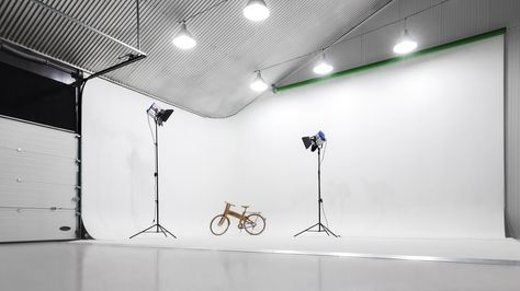 Cyclorama (Infinity Wall) Studio for photography + film.  www.newdaystudio.nl Cyclorama Studio, Studio For Photography, Studio Workspace, Photography Studio Design, Photography Studio Setup, Warehouse Loft, Tv Set Design, Studio Build, Creative Media