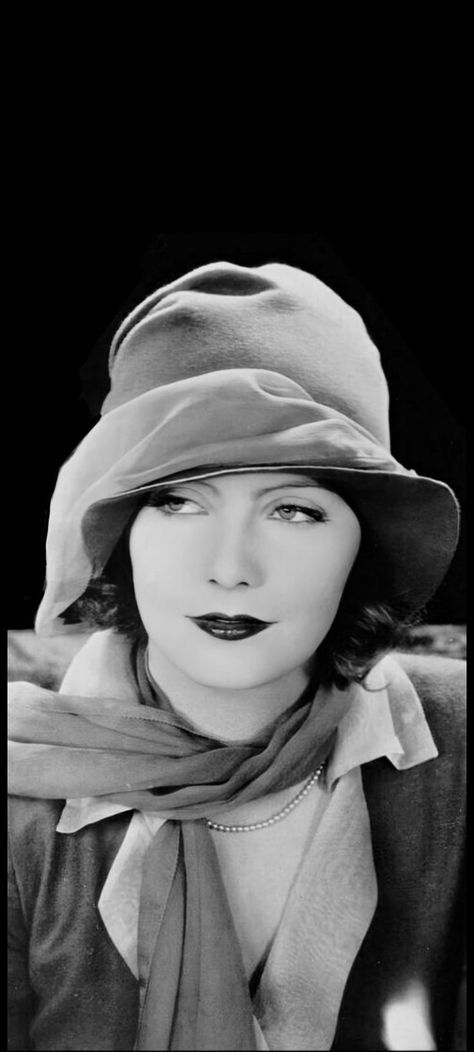 Alissa Salls, Style Année 20, Hollywood Cinema, Carole Lombard, Greta Garbo, Marlene Dietrich, Actrices Hollywood, Silent Movie, Wearing A Hat