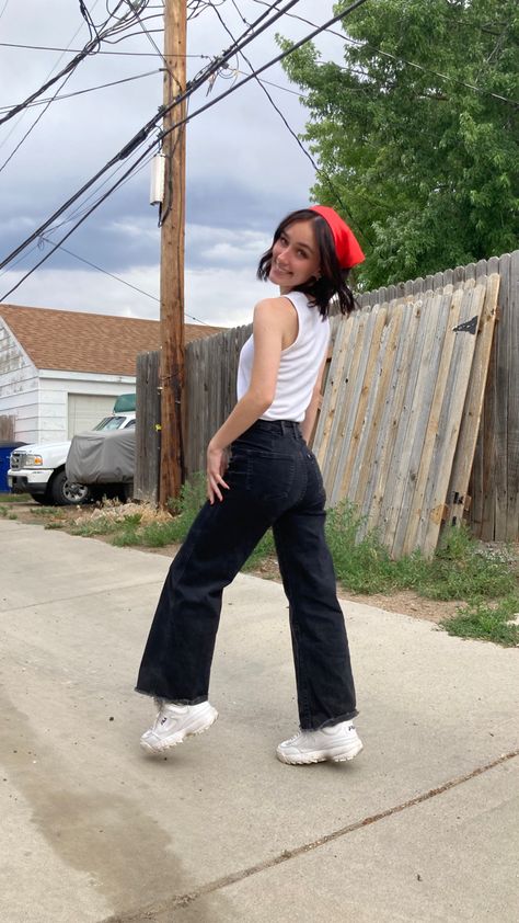 Red Bandanna Outfit, Bandana Headband Outfit, 90s Bandana Outfit, How To Style A Bandana, Bandanna Outfits, Red Bandana Outfit, Style Language, Flare Leggings Outfit, Bandana Outfit