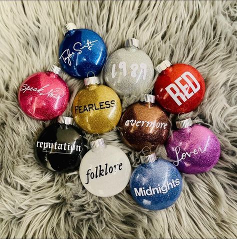 Homemade Taylor Swift Ornaments, Taylor Swift Diy Ornaments, Diy Taylor Swift Ornaments, Taylor Swift Crafts Ideas, Taylor Swift Diy Crafts, Diy Baubles, Vinyl Christmas Ornaments, Tailor Swift, Merry Swiftmas