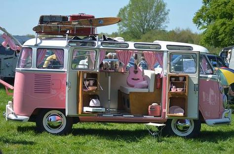 What better way to globetrot Combi Vw T2, Combi Hippie, Vw Minibus, Vintage Vw Camper, Vw California Beach, Kombi Motorhome, Van Vw, Pink Jeep, Kombi Home