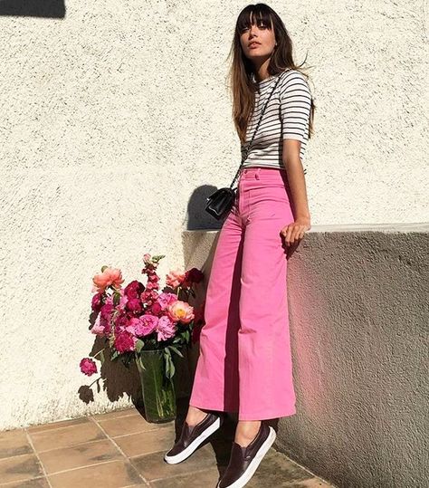 What All the Cool French Girls Are Wearing on Instagram, in 10 Perfect Outfits Pink Trousers Outfit, Pink Jeans Outfit, Louise Follain, Pink Pants Outfit, French Outfits, Parisian Outfits, Look Rose, Pink Trousers, Glad Rags