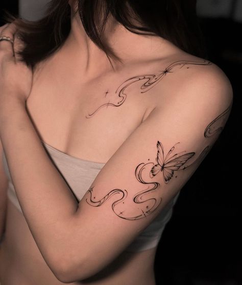 Tattoo That Wraps Around Wrist, Collarbone And Shoulder Tattoo, Shoulder Tattoo Ideas Unique, Shoulder To Arm Tattoos For Women, Creative Tattoos Ideas, Freehand Tattoo Ideas, Minimal Shoulder Tattoo, Tattoo Ideas Arm Woman, Tattoo On Shoulder For Women