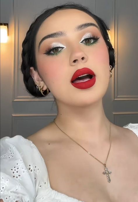 Mexican Traditional Makeup, Fiesta Makeup Looks, Mexican Theme Makeup, Mexican Inspired Makeup, Mexican Eye Makeup, Hispanic Heritage Month Makeup, Mexico Eyeshadow Look, Mexican Independence Day Makeup, Mexican Makeup Look Natural