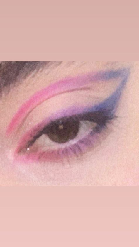 Bisexual Eye Makeup, Bi Eyeshadow, Bisexual Eyeshadow, Pride Makeup Ideas Simple, Bi Pride Makeup, Bisexual Pride Makeup, Bi Makeup, Parade Makeup, Bisexual Makeup