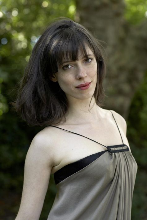 Hall Pictures, Rebecca Hall, English Actresses, Attractive People, Top 20, Girl Face, American Actress, One Shoulder Blouse, Blogger