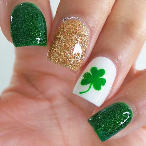 Super Fun St Patricks Day Nail Art Ideas ★ See more: http://glaminati.com/fun-st-patricks-day-nail-art-ideas/ St Patricks Day Nail Art, St Patricks Nail Designs, Fun St Patricks Day, Irish Nails, Saint Patrick Nail, St Patricks Day Nails, Festival Nails, Gel Nail Designs, Luxury Nails