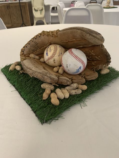 Vintage Baseball Centerpiece Ideas, Baseball Banquet Table Decor, Sports Banquet Table Decor, Rookie Of The Year Table Centerpieces, Baseball Table Decorations Ideas, Baseball Theme Table Decorations, Sports Themed Centerpieces Diy, Baseball Senior Table Ideas, Softball Table Decorations