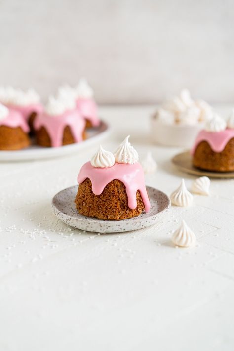 Moist miniature carrot cakes are finished with a blood orange glaze, and finished with crunchy, sweet, Swiss meringue kisses Dainty Cakes, Cloudy Kitchen, Food Mushrooms, Realistic Polymer Clay, Buckwheat Cake, Meringue Kisses, Food Miniatures, Tiny Cakes, Carrot Cakes