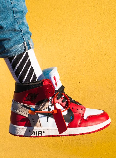 Air Jordan 1 x Off-White #airjordanxoffwhite #nike #offwhite #nikexoffwhite #streetwear #hype #hypebeast #airjordan #sneaker Sepatu Air Jordan, Sup Girl, Обувь Air Jordan, Stile Blair Waldorf, Sneakers Wallpaper, Shoes Wallpaper, Boty Nike, Sneaker Nike, Jordan Outfit